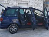 Volkswagen Sharan 1999 года за 2 300 000 тг. в Актобе – фото 2