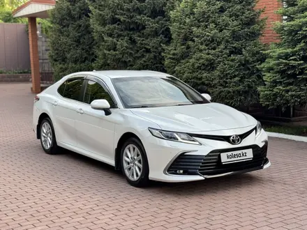 Toyota Camry 2021 года за 14 570 000 тг. в Алматы – фото 2