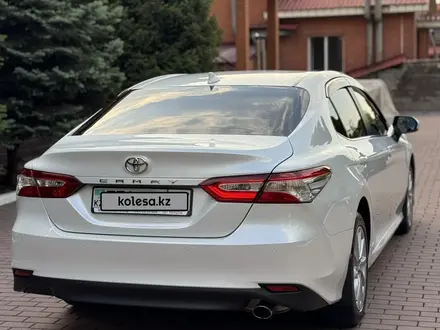 Toyota Camry 2021 года за 14 570 000 тг. в Алматы – фото 16