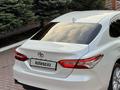 Toyota Camry 2021 года за 14 570 000 тг. в Алматы – фото 18
