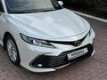 Toyota Camry 2021 года за 14 570 000 тг. в Алматы – фото 21