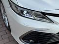 Toyota Camry 2021 года за 14 570 000 тг. в Алматы – фото 22