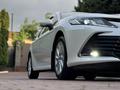 Toyota Camry 2021 года за 14 570 000 тг. в Алматы – фото 23