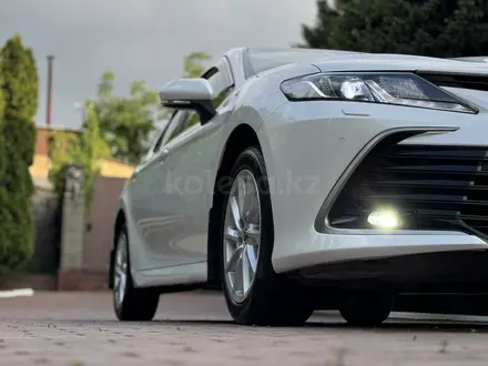 Toyota Camry 2021 года за 14 570 000 тг. в Алматы – фото 23