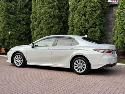 Toyota Camry 2021 года за 14 570 000 тг. в Алматы – фото 30