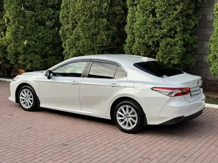 Toyota Camry 2021 года за 14 570 000 тг. в Алматы – фото 31