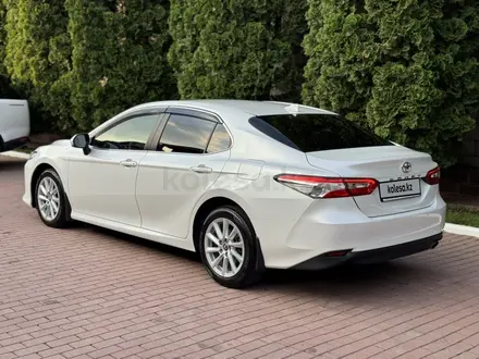 Toyota Camry 2021 года за 14 570 000 тг. в Алматы – фото 32