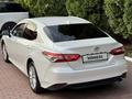 Toyota Camry 2021 года за 14 570 000 тг. в Алматы – фото 34