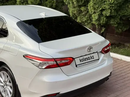 Toyota Camry 2021 года за 14 570 000 тг. в Алматы – фото 36