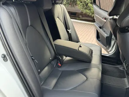 Toyota Camry 2021 года за 14 570 000 тг. в Алматы – фото 43