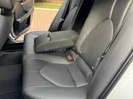 Toyota Camry 2021 года за 14 570 000 тг. в Алматы – фото 45