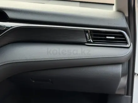 Toyota Camry 2021 года за 14 570 000 тг. в Алматы – фото 61