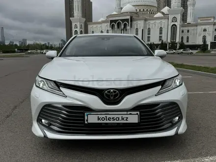 Toyota Camry 2018 года за 14 100 000 тг. в Астана – фото 2