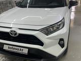 Toyota RAV4 2021 года за 17 500 000 тг. в Караганда – фото 4