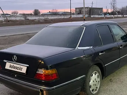 Mercedes-Benz E 220 1995 года за 1 750 000 тг. в Тараз – фото 2