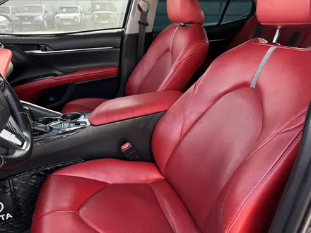 Toyota Camry 2018 года за 13 350 000 тг. в Атырау – фото 11