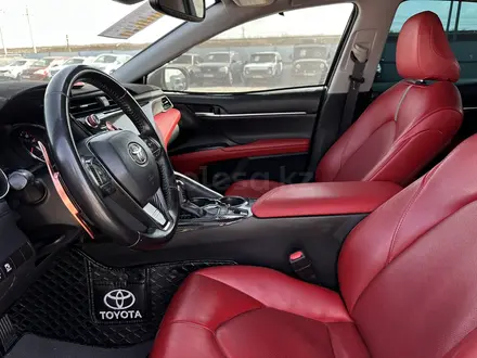 Toyota Camry 2018 года за 13 350 000 тг. в Атырау – фото 12