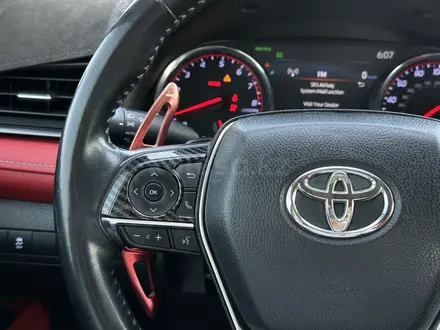 Toyota Camry 2018 года за 13 350 000 тг. в Атырау – фото 19