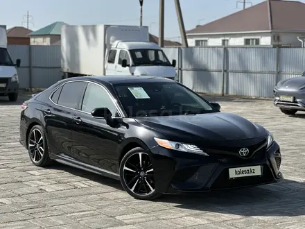 Toyota Camry 2018 года за 13 350 000 тг. в Атырау – фото 2