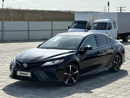 Toyota Camry 2018 года за 13 350 000 тг. в Атырау