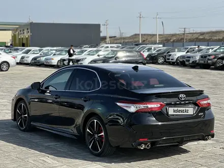 Toyota Camry 2018 года за 13 350 000 тг. в Атырау – фото 3
