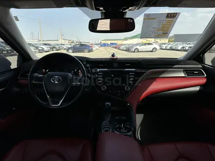 Toyota Camry 2018 года за 13 350 000 тг. в Атырау – фото 8