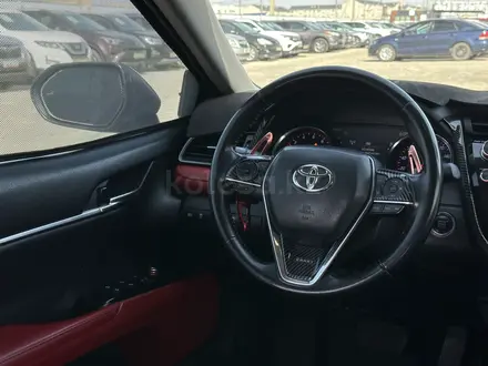 Toyota Camry 2018 года за 13 350 000 тг. в Атырау – фото 7