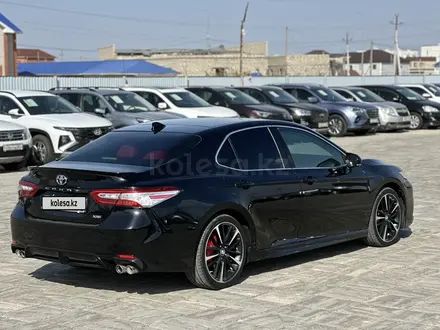 Toyota Camry 2018 года за 13 350 000 тг. в Атырау – фото 5