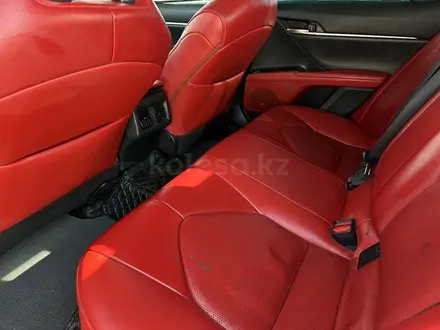 Toyota Camry 2018 года за 13 350 000 тг. в Атырау – фото 9