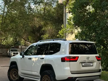 Toyota Land Cruiser 2022 года за 65 000 000 тг. в Алматы – фото 2