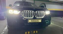 BMW X6 2022 года за 50 000 000 тг. в Астана