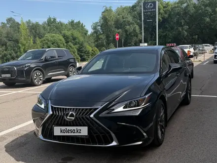 Lexus ES 250 2024 года за 27 000 000 тг. в Алматы