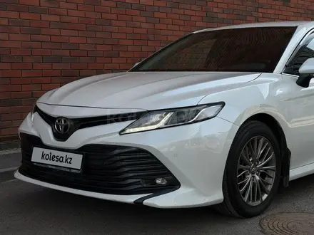 Toyota Camry 2020 года за 9 900 000 тг. в Астана – фото 2