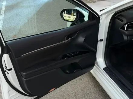 Toyota Camry 2020 года за 9 900 000 тг. в Астана – фото 16