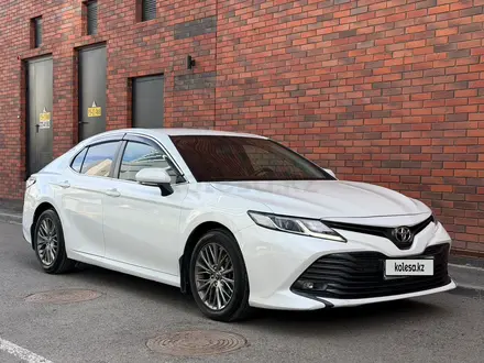 Toyota Camry 2020 года за 9 900 000 тг. в Астана