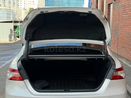 Toyota Camry 2020 года за 9 900 000 тг. в Астана – фото 7