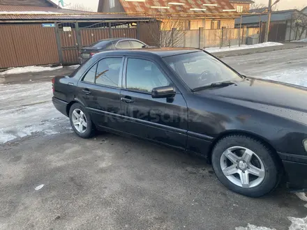 Mercedes-Benz C 280 1994 года за 1 800 000 тг. в Алматы – фото 2