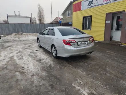 Toyota Camry 2014 года за 9 000 000 тг. в Актобе – фото 3