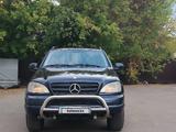 Mercedes-Benz ML 320 1999 годаүшін3 650 000 тг. в Уральск – фото 2