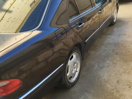 Mercedes-Benz E 320 1997 года за 2 900 000 тг. в Аральск – фото 10