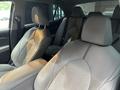 Toyota Camry 2017 года за 9 900 000 тг. в Актобе – фото 16