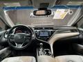 Toyota Camry 2017 года за 9 900 000 тг. в Актобе – фото 18