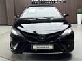 Toyota Camry 2017 года за 9 900 000 тг. в Актобе – фото 2