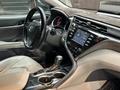 Toyota Camry 2017 года за 9 900 000 тг. в Актобе – фото 20