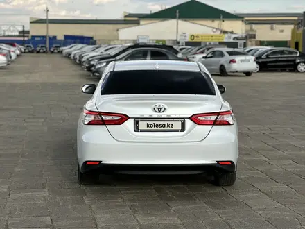 Toyota Camry 2020 года за 11 840 000 тг. в Атырау – фото 4