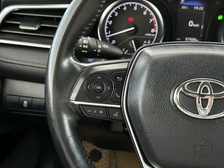 Toyota Camry 2020 года за 11 840 000 тг. в Атырау – фото 18