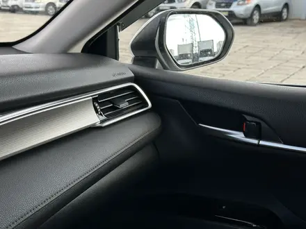 Toyota Camry 2020 года за 11 840 000 тг. в Атырау – фото 26