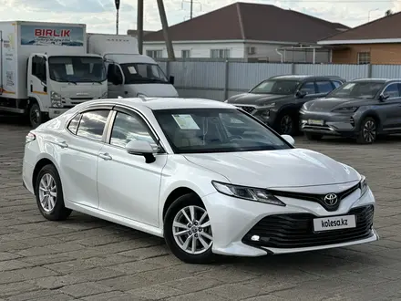 Toyota Camry 2020 года за 11 840 000 тг. в Атырау – фото 2