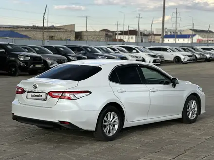 Toyota Camry 2020 года за 11 840 000 тг. в Атырау – фото 5