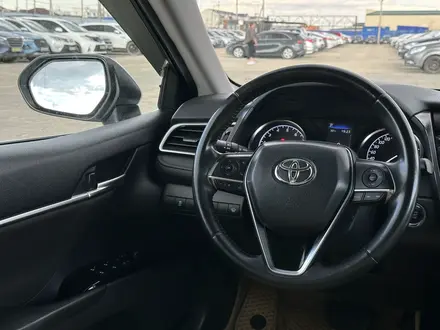 Toyota Camry 2020 года за 11 840 000 тг. в Атырау – фото 7